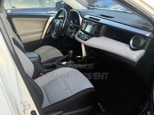 Toyota RAV4 XLE 4dr SUV AWD (2.5L 4cyl 6A) 2018 White photo 9