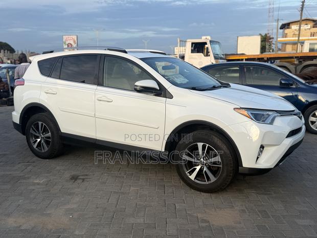 Toyota RAV4 XLE 4dr SUV AWD (2.5L 4cyl 6A) 2018 White photo 3