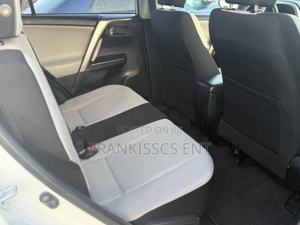 Toyota RAV4 XLE 4dr SUV AWD (2.5L 4cyl 6A) 2018 White photo 2