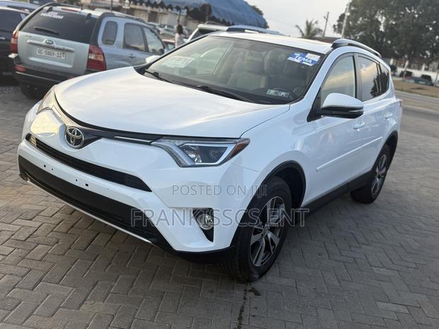 Toyota RAV4 XLE 4dr SUV AWD (2.5L 4cyl 6A) 2018 White