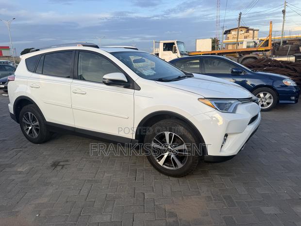 Toyota RAV4 XLE 4dr SUV AWD (2.5L 4cyl 6A) 2018 White photo 5