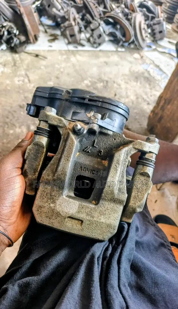 Mitsubishi Outlander 2017 Back Caliper photo 2
