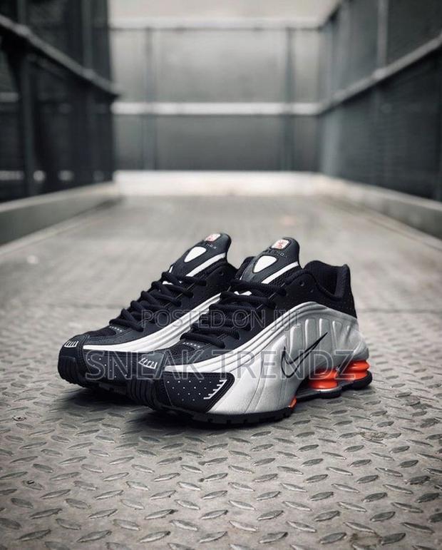 Nike Air Shox R4 Black Metallic Silver · Photo 4