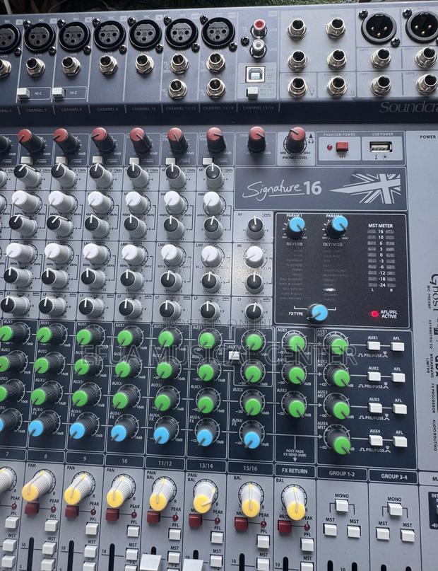 Sound Craft Signature 16-Channel Mixer · Photo 3