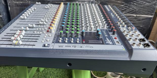 Sound Craft Signature 16-Channel Mixer · Photo 4