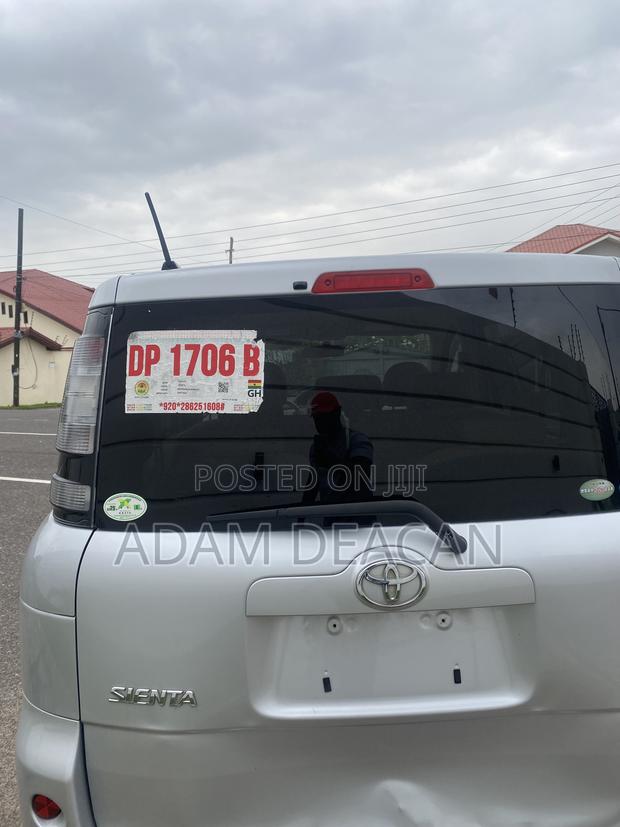 Toyota Sienta 2013 Silver