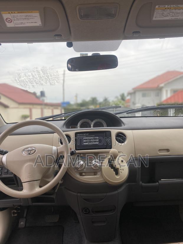 Toyota Sienta 2013 Silver