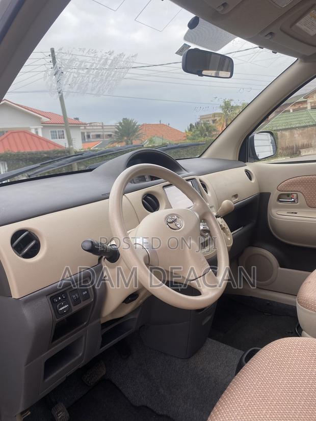Toyota Sienta 2013 Silver