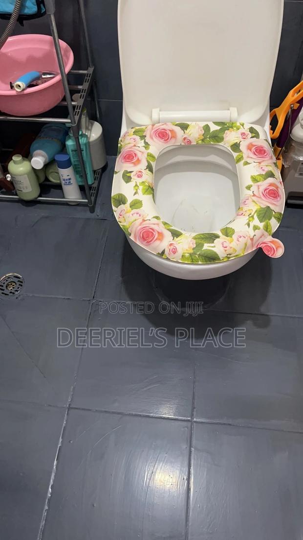 Floral Toilet Seat Cover · Photo 1
