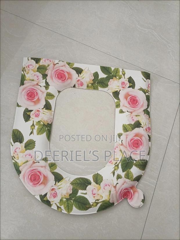 Floral Toilet Seat Cover · Photo 3
