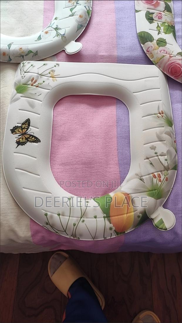Floral Toilet Seat Cover · Photo 2