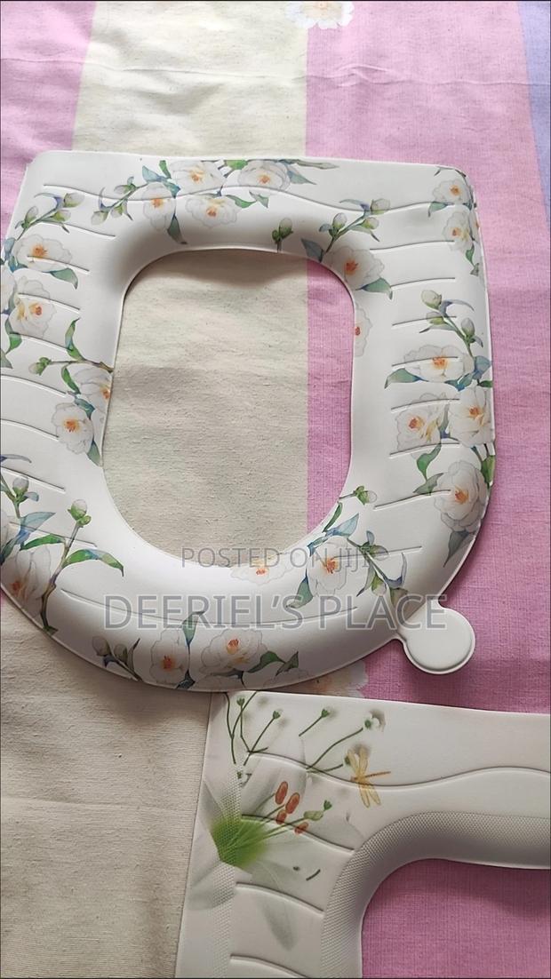 Floral Toilet Seat Cover · Photo 4
