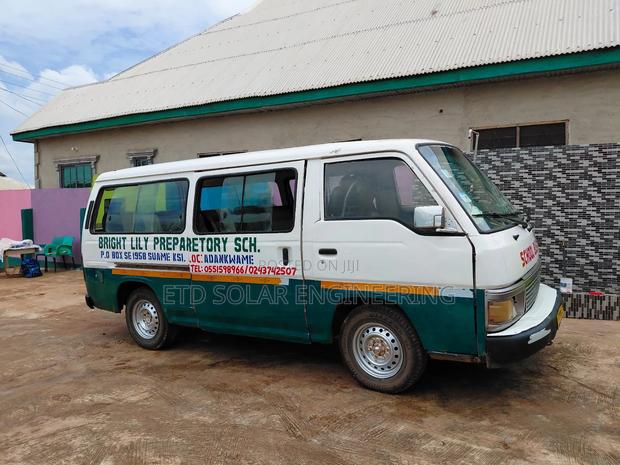 Nissan Caravan (Urvan) 1999 White photo 3