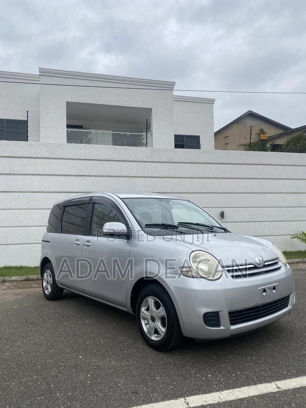 Toyota Sienta 2013 Silver