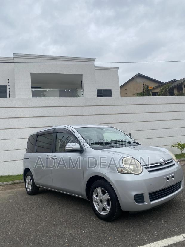 Toyota Sienta 2013 Silver