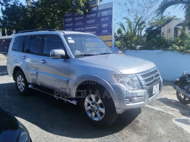 Mitsubishi Pajero 2015 Silver