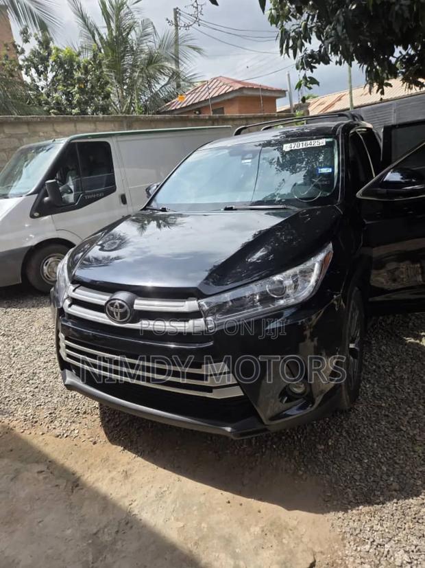 Toyota Highlander 2017 Black photo 3