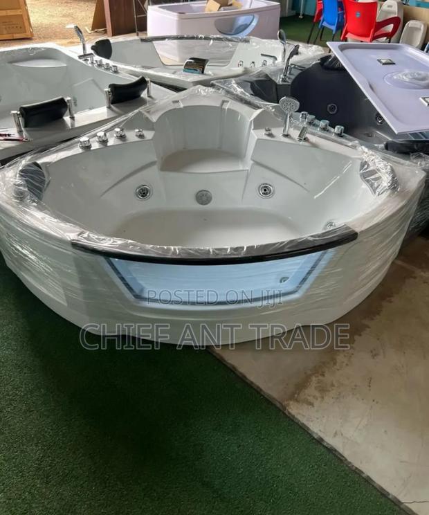 Jacuzzi Bath Triangular Jacu · Photo 2