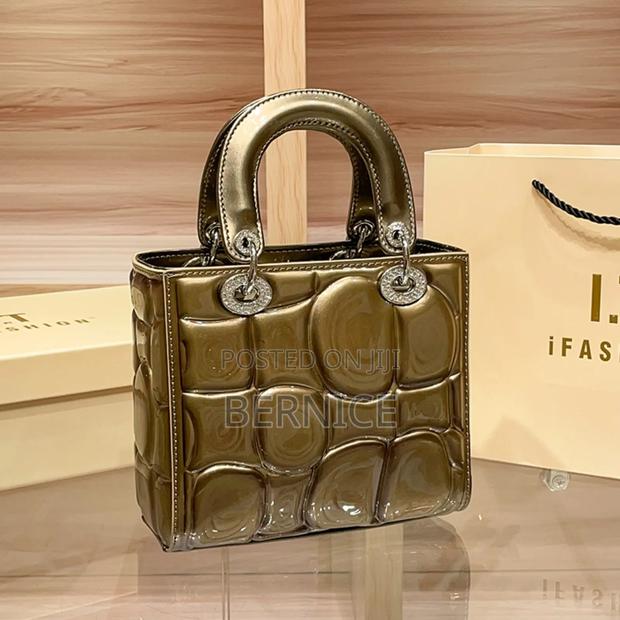 Glossy Handbag · Photo 4