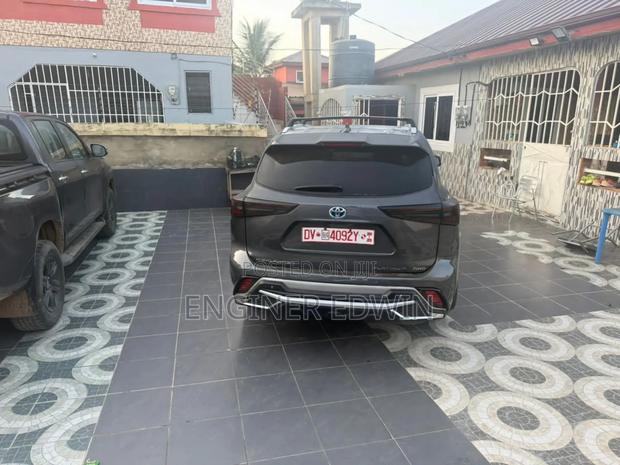 Toyota Highlander Platinum AWD 2023 Gray photo 2
