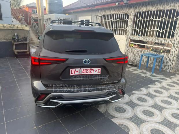 Toyota Highlander Platinum AWD 2023 Gray photo 5