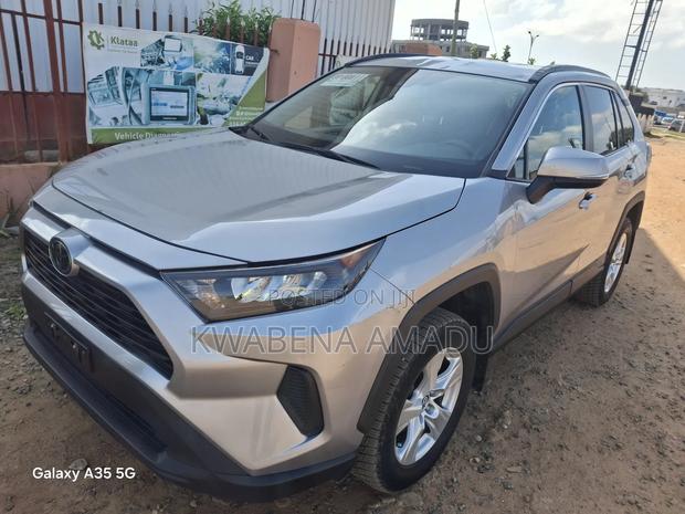 Toyota RAV4 LE AWD 2019 Silver