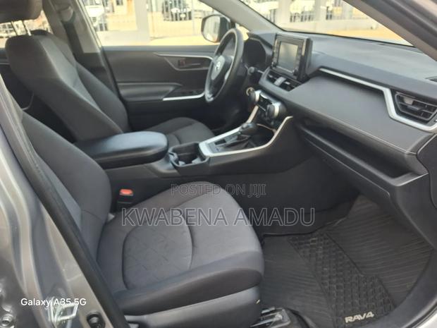 Toyota RAV4 LE AWD 2019 Silver