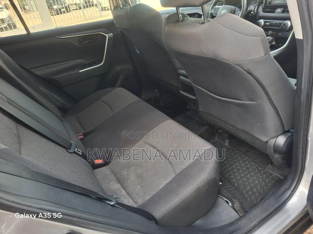 Toyota RAV4 LE AWD 2019 Silver