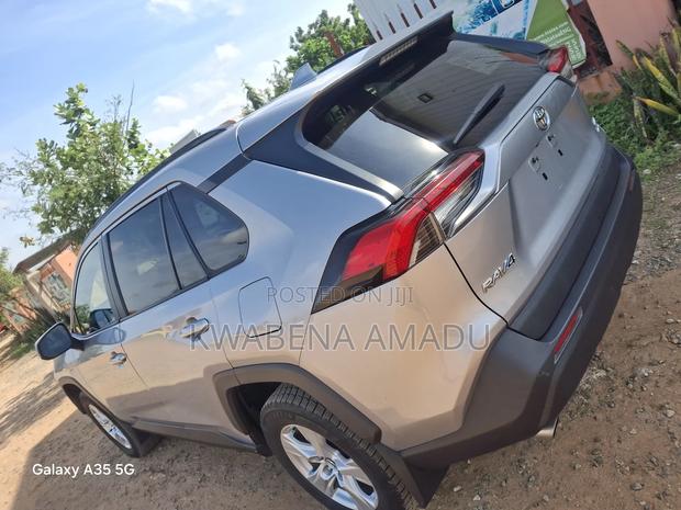Toyota RAV4 LE AWD 2019 Silver
