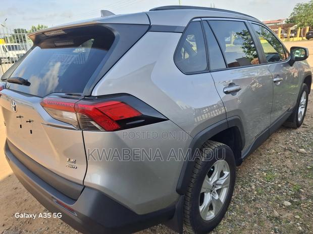 Toyota RAV4 LE AWD 2019 Silver