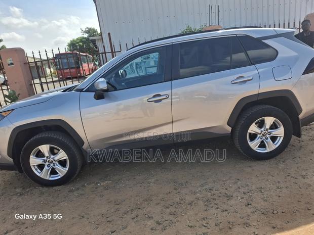 Toyota RAV4 LE AWD 2019 Silver