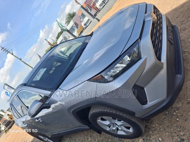 Toyota RAV4 LE AWD 2019 Silver