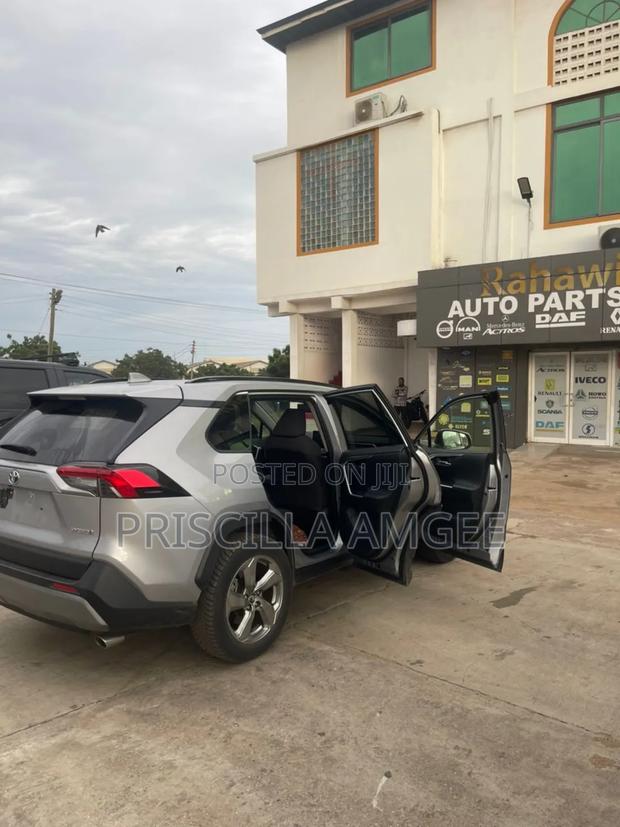 Toyota RAV4 2021 Silver