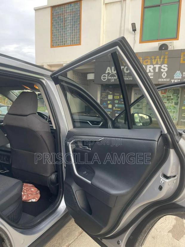 Toyota RAV4 2021 Silver