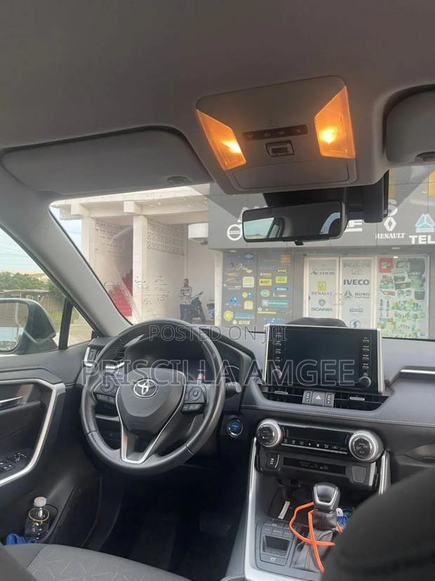 Toyota RAV4 2021 Silver