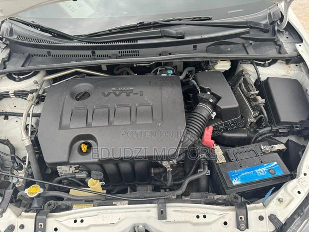 Toyota Corolla LE 4dr Sedan (1.8L 4cyl CVT) 2017 White