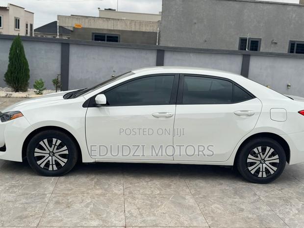Toyota Corolla LE 4dr Sedan (1.8L 4cyl CVT) 2017 White