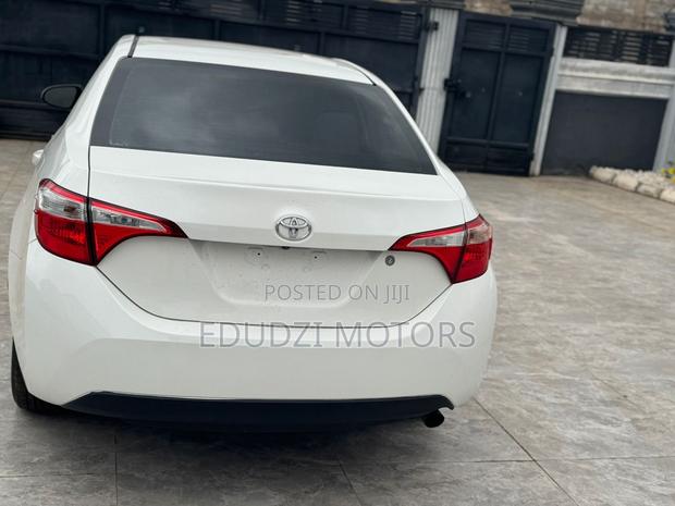 Toyota Corolla LE 4dr Sedan (1.8L 4cyl CVT) 2017 White