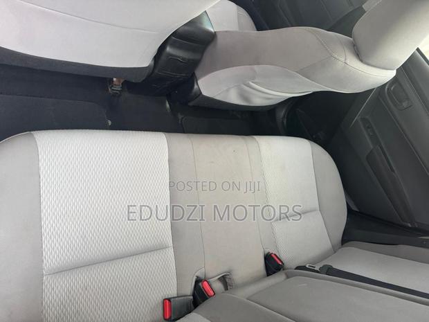 Toyota Corolla LE 4dr Sedan (1.8L 4cyl CVT) 2017 White