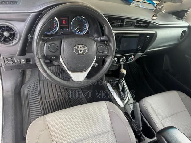 Toyota Corolla LE 4dr Sedan (1.8L 4cyl CVT) 2017 White