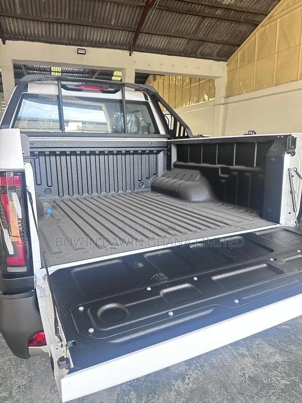 New Nissan Pick-Up 2025 White photo 2