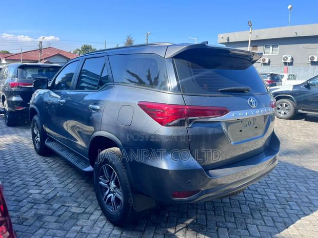 New Toyota Fortuner 2.7 AWD 2024 Silver photo 3