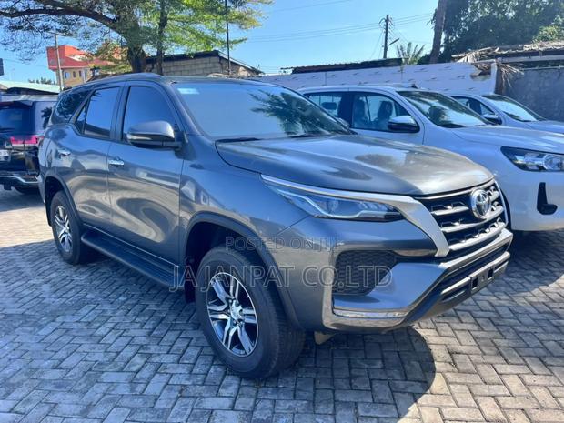 New Toyota Fortuner 2.7 AWD 2024 Silver photo 2
