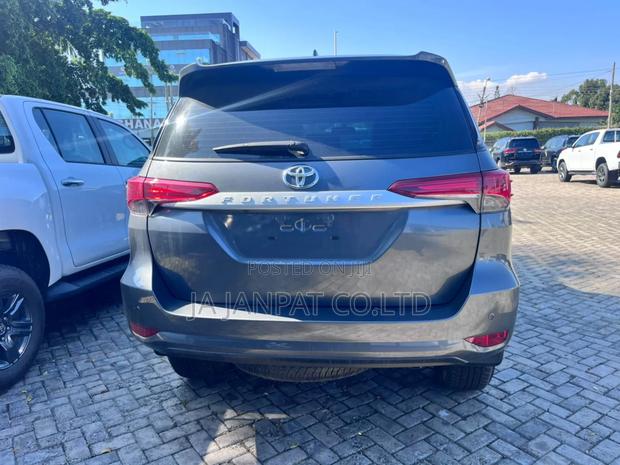 New Toyota Fortuner 2.7 AWD 2024 Silver photo 5
