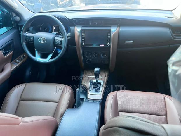 New Toyota Fortuner 2.7 AWD 2024 Silver photo 9