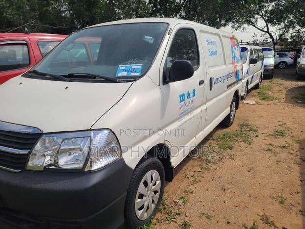 Toyota HiAce 2013 White · Photo 1