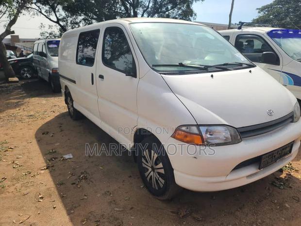 Toyota HiAce 2013 White · Photo 2