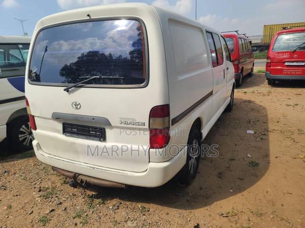 Toyota HiAce 2013 White · Photo 3