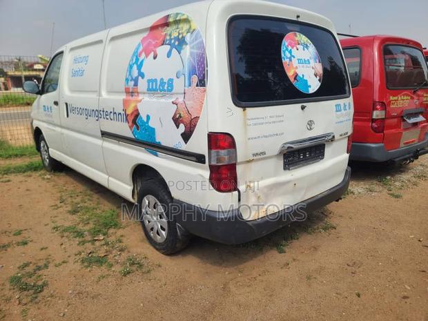 Toyota HiAce 2013 White · Photo 4