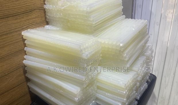 High Transparent Hot Melt Glue Stick 11*200mm (8pcs in a Pack) · Photo 2